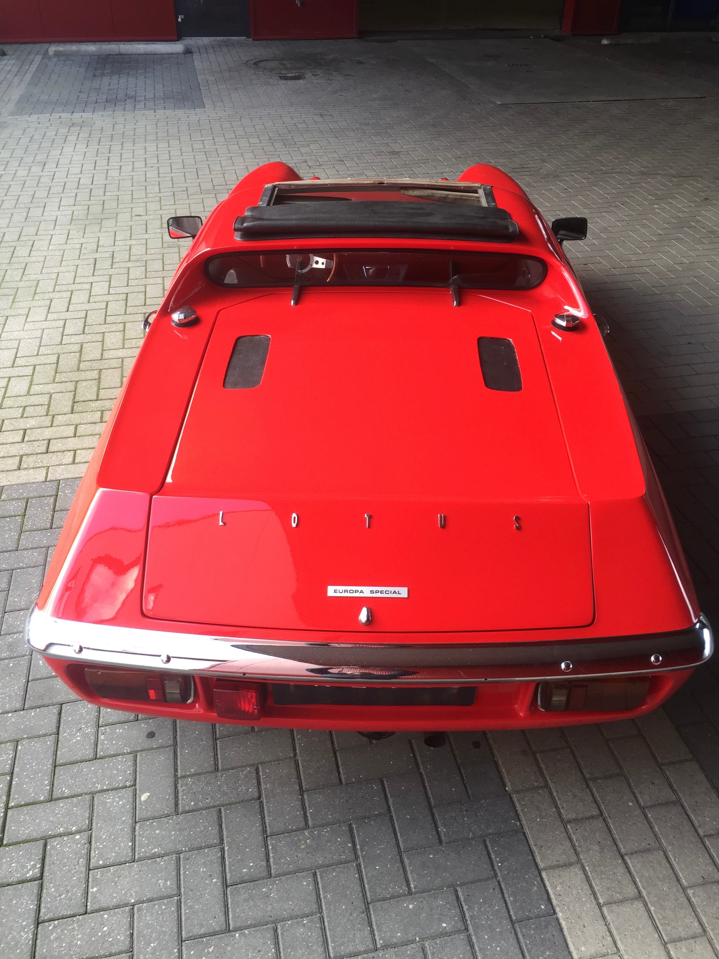 Voiture Lotus Europa Special TC de 1974, classique élégante, vue de côté avec détails du design vintage, dans une image claire.