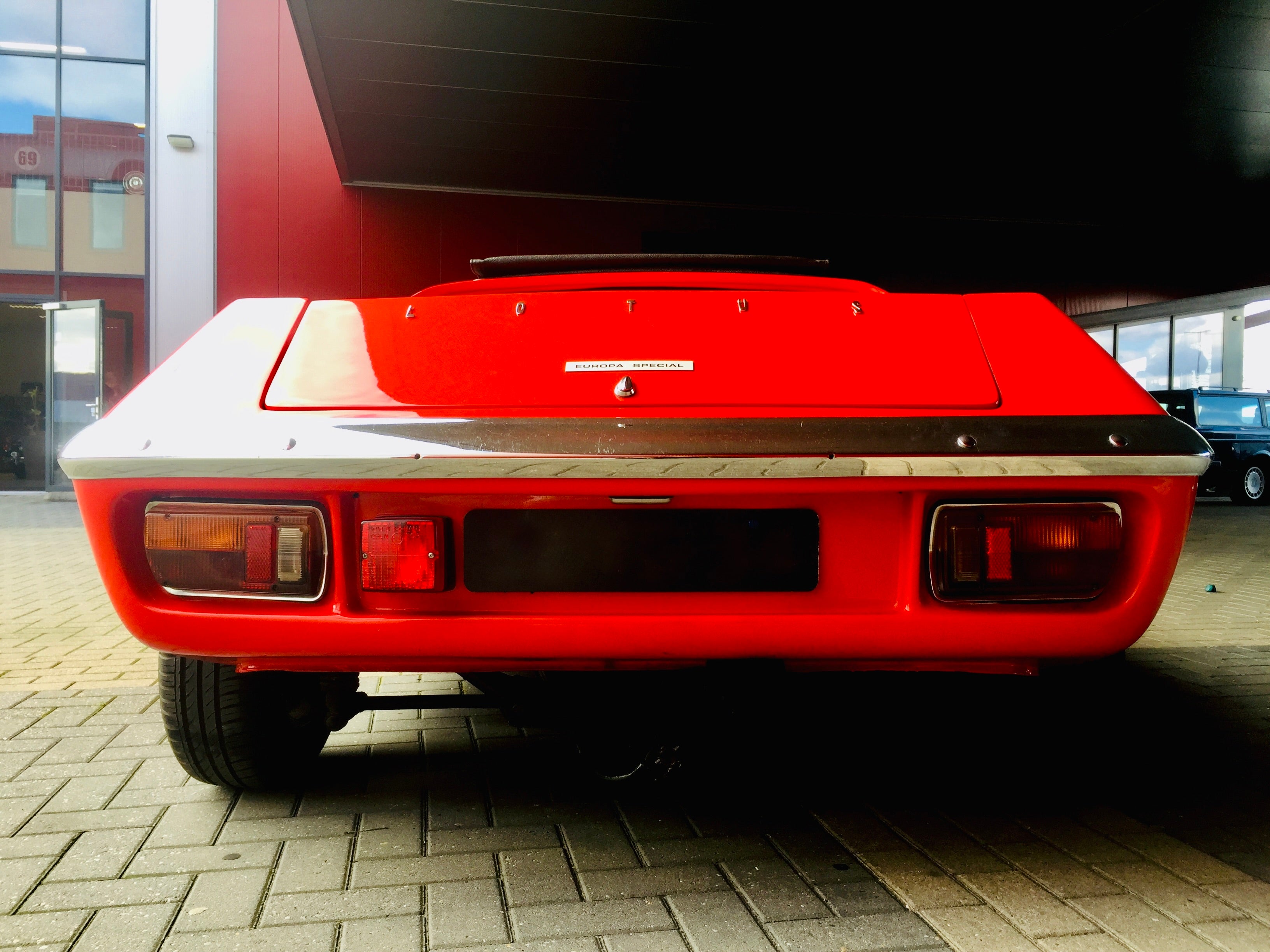 Voiture Lotus Europa Special TC de 1974, modèle classique, vue de côté avec design emblématique et détails authentiques.