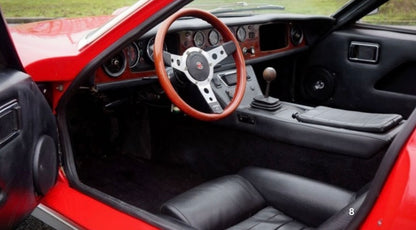 Voiture Lotus Europa Special TC de 1974, classique vintage, vue de côté avec carrosserie orange et design emblématique.