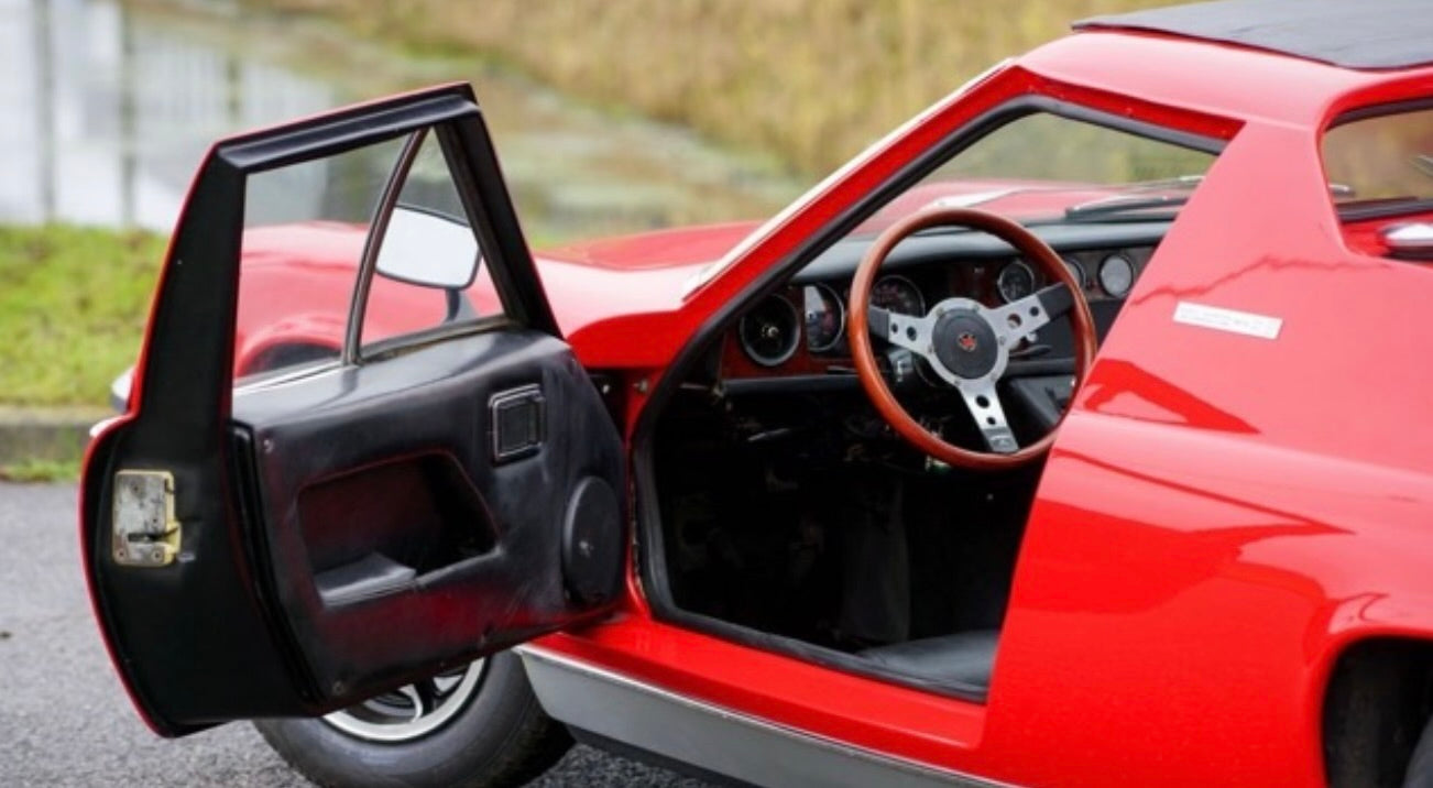 Voiture Lotus Europa Special TC de 1974, berline classique en rouge avec détails en chrome, vue de côté.