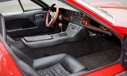 Voiture classique Lotus Europa Special TC 1974, vue de côté, avec détails du design emblématique et couleurs vintage.