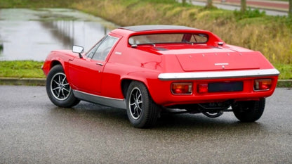 Voiture Lotus Europa Special TC 1974, vintage, rouge, vue de côté avec détails du design classique.
