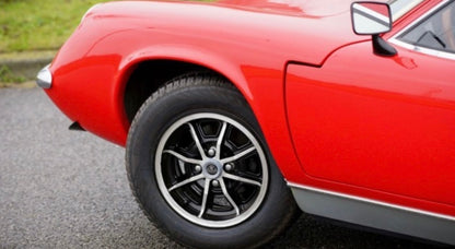 Voiture Lotus Europa Special TC 1974, modèle classique avec design vintage et extérieur bleu, vue de côté.
