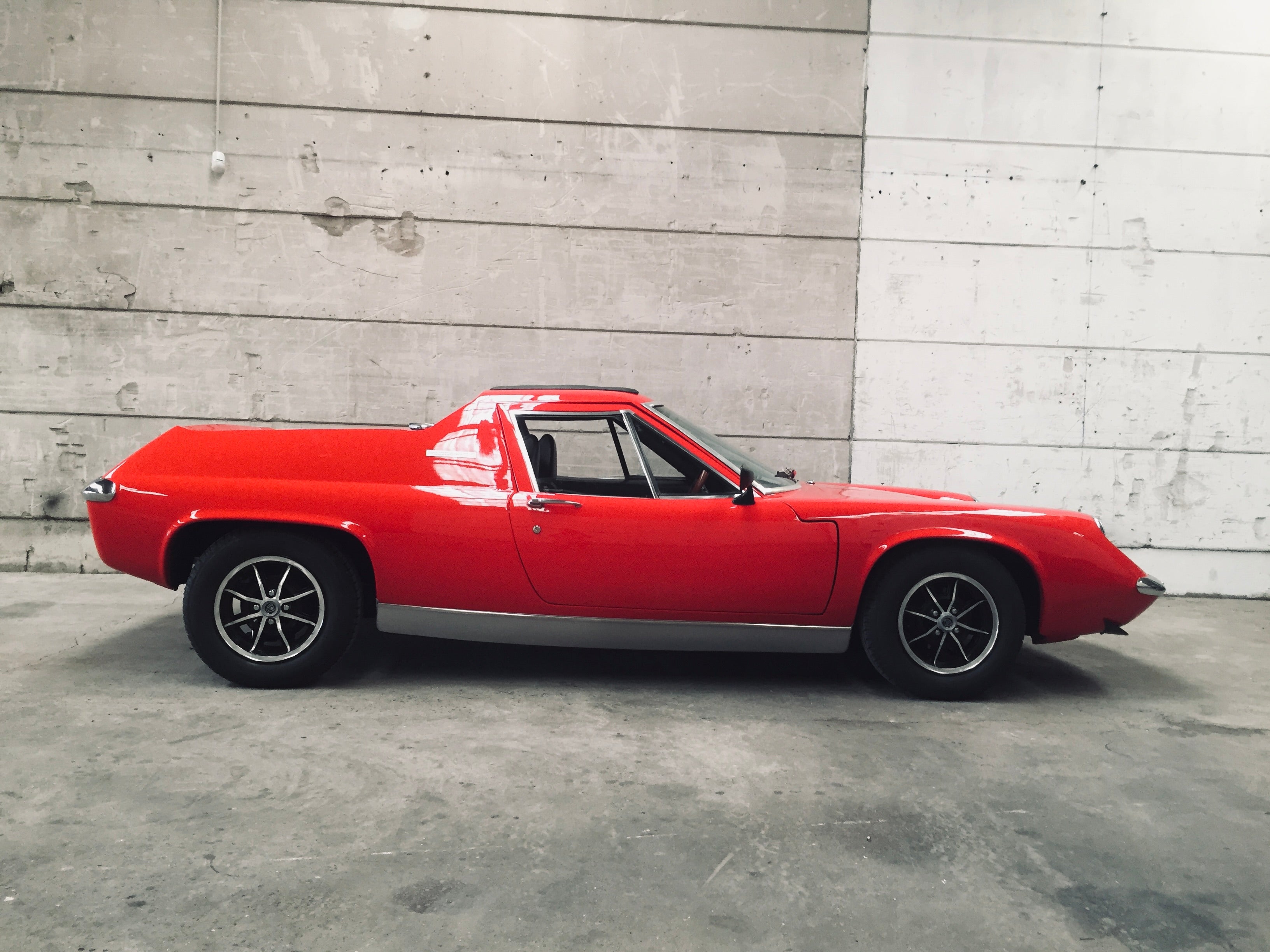Voiture Lotus Europa Special TC 1974, classique de collection, vue de côté avec détails de design vintage.