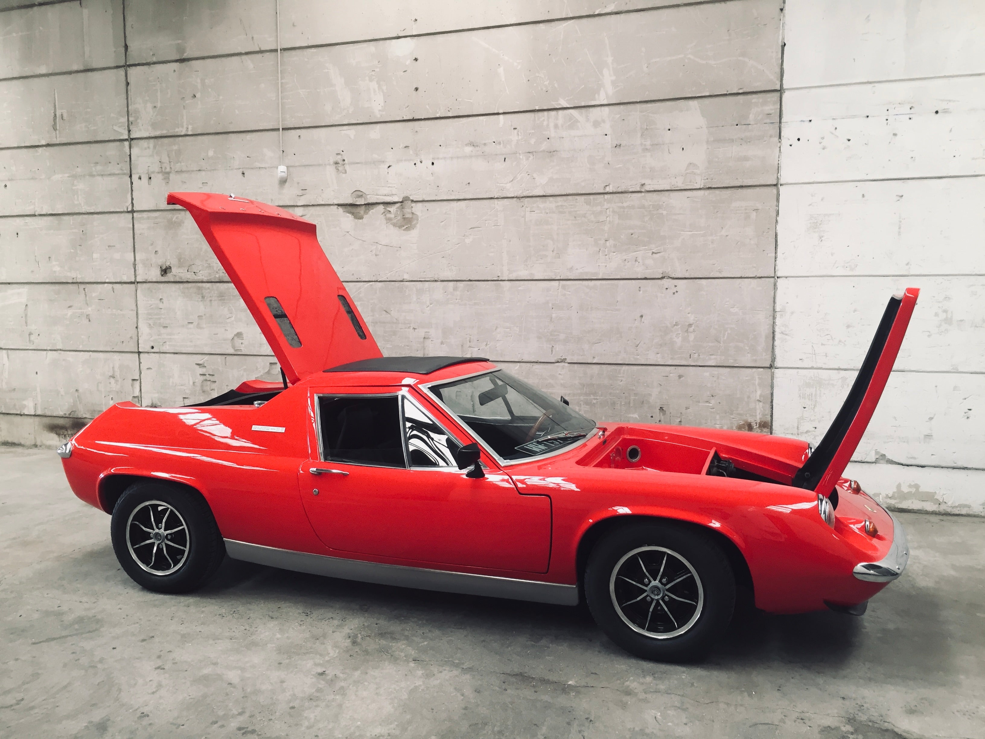 Voiture Lotus Europa Special TC de 1974, vue de face avec détails du design classique et de la carrosserie en couleur.