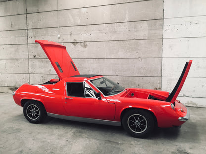 Voiture Lotus Europa Special TC de 1974, vue de face avec détails du design classique et de la carrosserie en couleur.