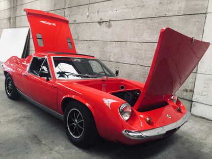 Voiture Lotus Europa Special TC de 1974, modèle classique en bleu, vue de côté avec détails de la carrosserie.