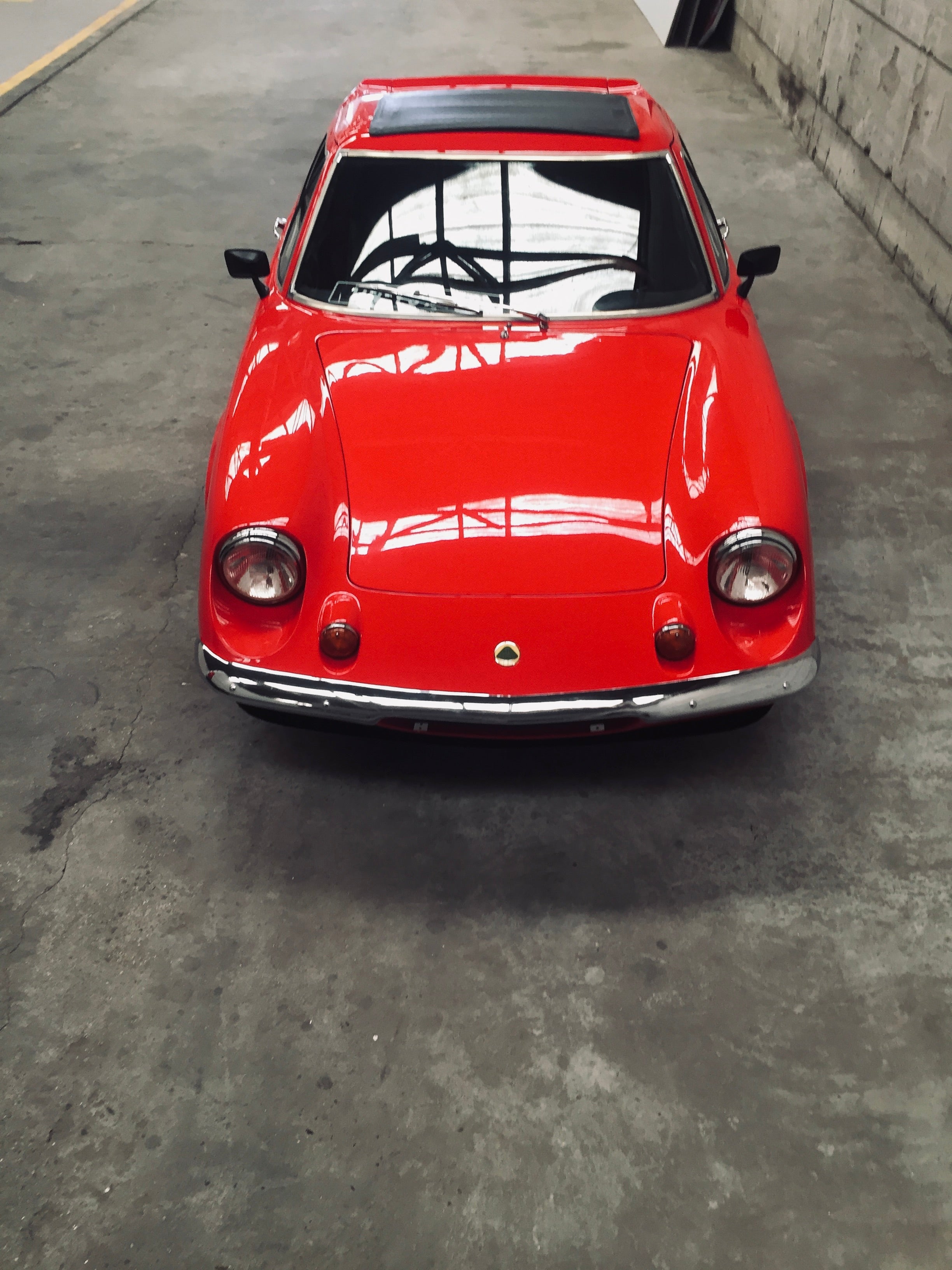Voiture Lotus Europa Special TC de 1974, vue de côté, avec carrosserie jaune et détails classiques, visible en image.