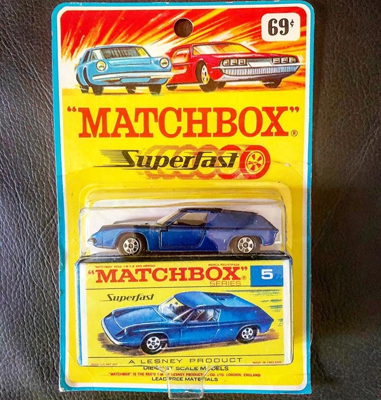 Voiture Lotus Europa Special TC 1974, modèle classique, vue de profil, avec détails de la carrosserie et intérieur visible.