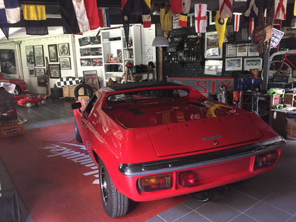 Voiture Lotus Europa Special TC 1974 de Classic-Gallery, vue de côté avec détails de la carrosserie et roues.
