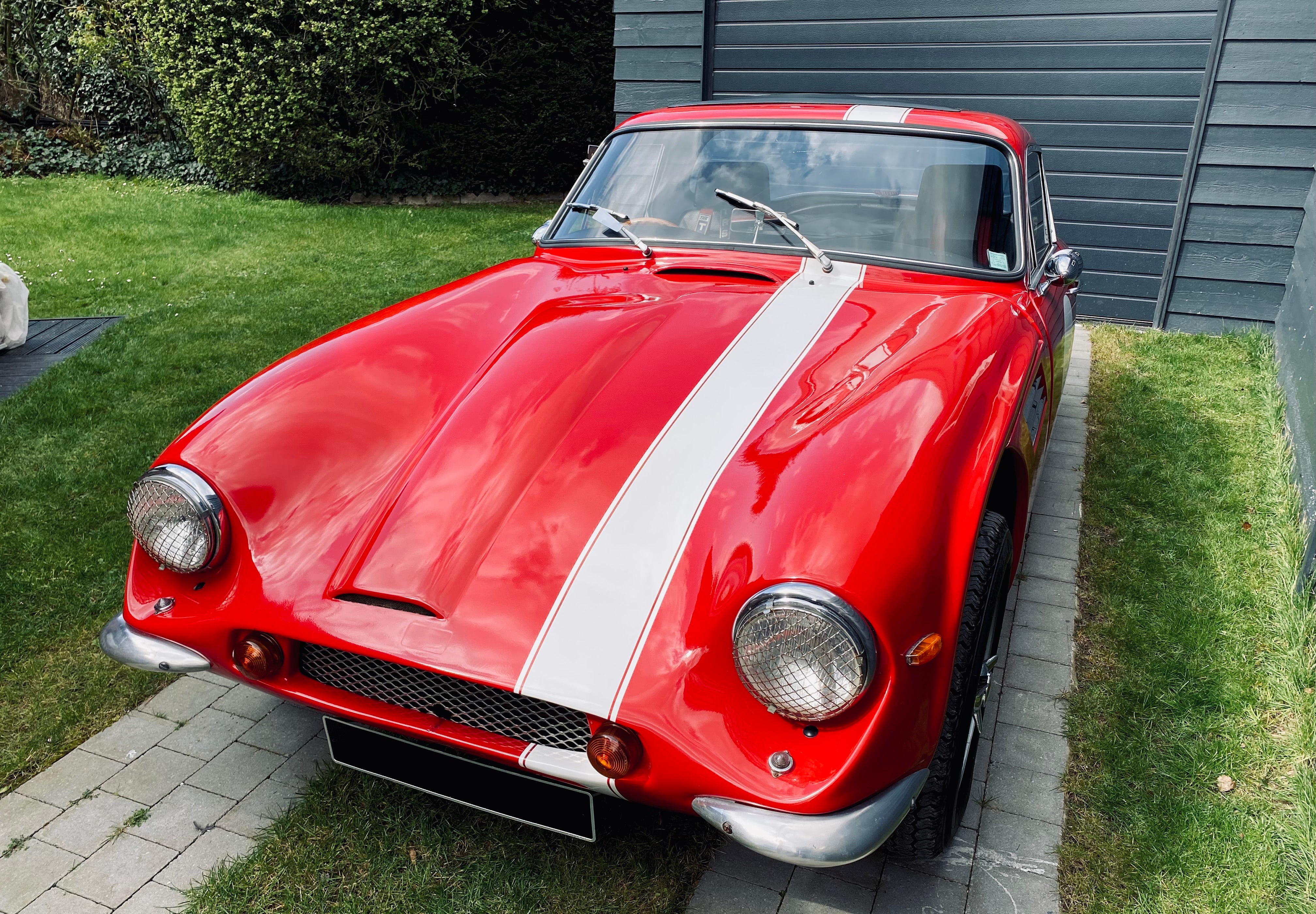 Voiture classique TVR Vixen S2 de 1969, modèle vintage avec carrosserie élégante, vue de profil.