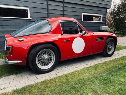 Voiture classique TVR Vixen S2 de 1969, vue latérale, avec design vintage et détails de la carrosserie.