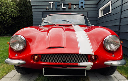 Voiture classique TVR Vixen S2 de 1969, modèle vintage avec design emblématique, vue de côté.