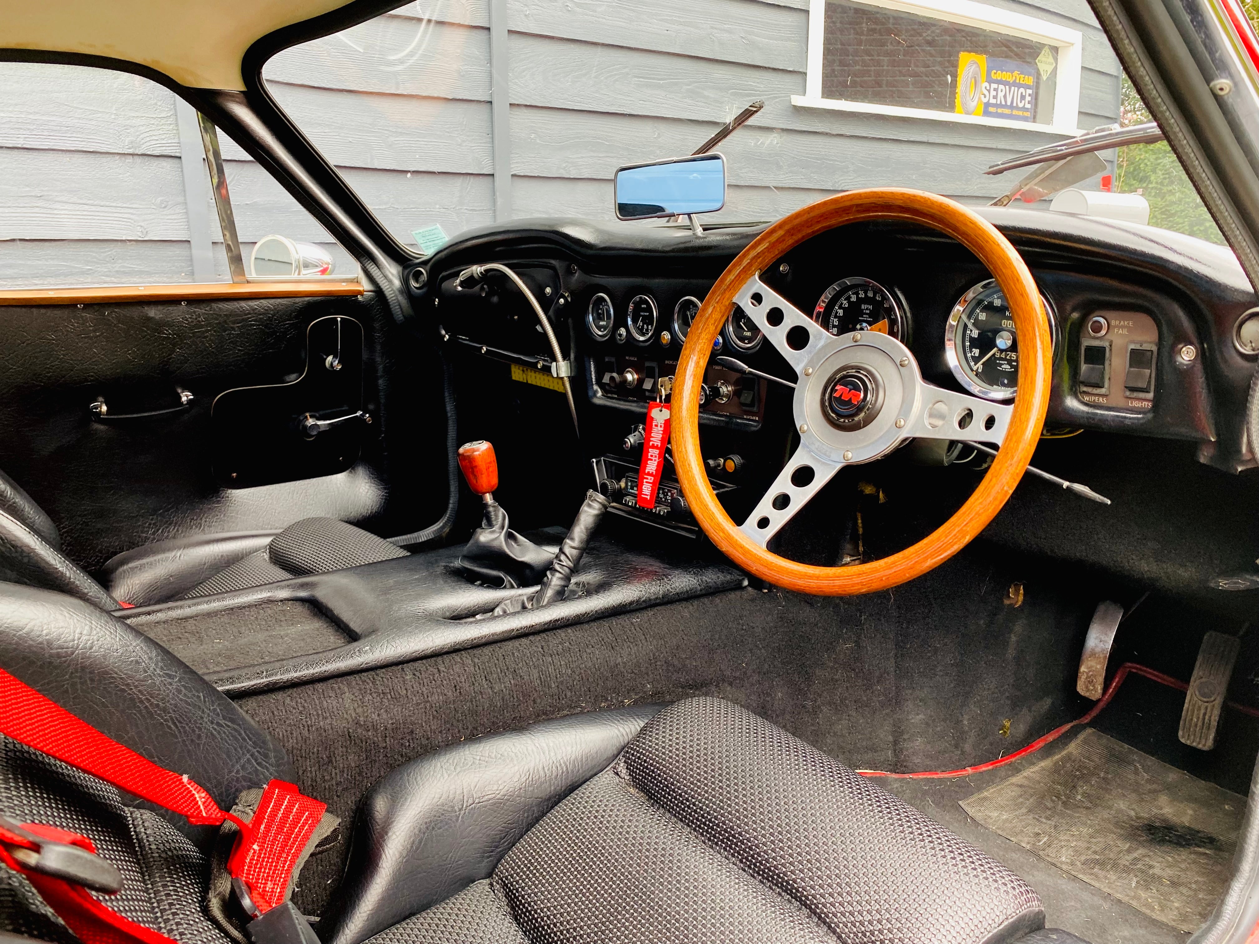 Voiture classique TVR Vixen S2 de 1969, vue de face avec détails de l'extérieur, en exposition.