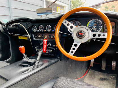 Voiture classique TVR Vixen S2 de 1969, modèle vintage, avec carrosserie élégante et détails authentiques, vue de face.