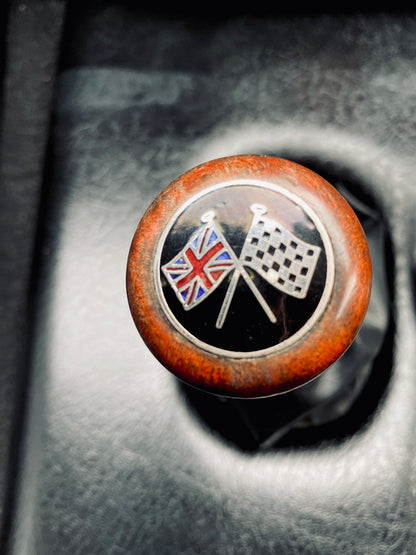 Voiture classique TVR Vixen S2 de 1969, modèle vintage avec carrosserie élégante, vue en angle sur fond blanc.