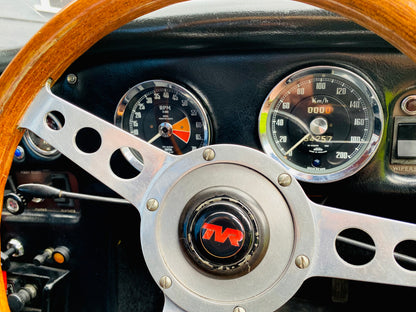 Voiture classique TVR Vixen S2 de 1969, vue de profil, avec carrosserie rouge et détails vintage.