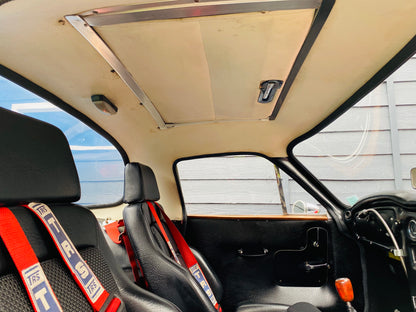 Voiture classique TVR Vixen S2 de 1969, vue de côté, avec carrosserie élégante et design vintage.