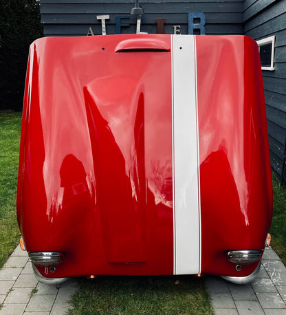 Voiture ancienne TVR Vixen S2 de 1969, Classic-Gallery, vue de face avec détails de la carrosserie en arrière-plan.