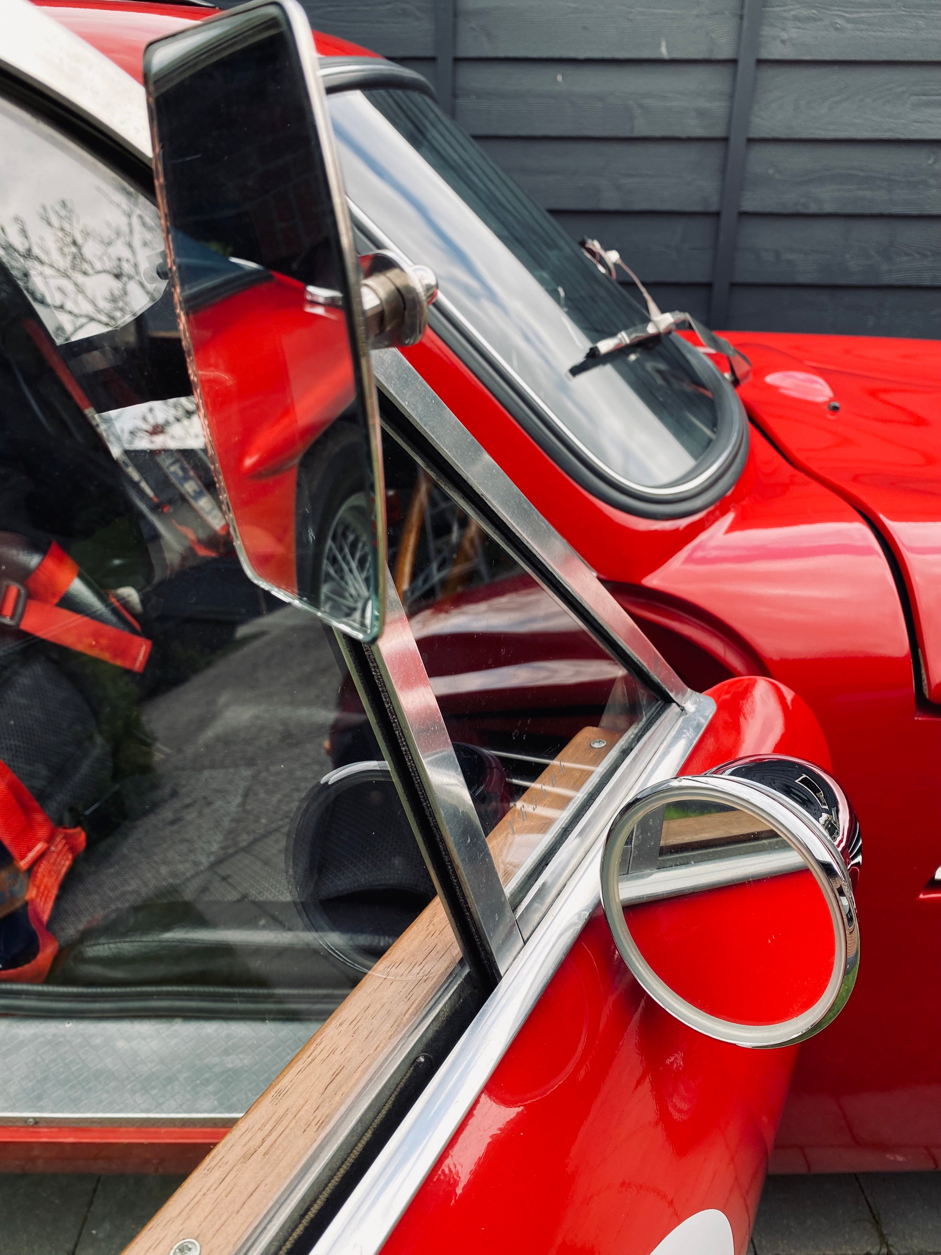 Voiture classique TVR Vixen S2 de 1969, berline vintage avec lignes élégantes, présentée par Classic-Gallery.