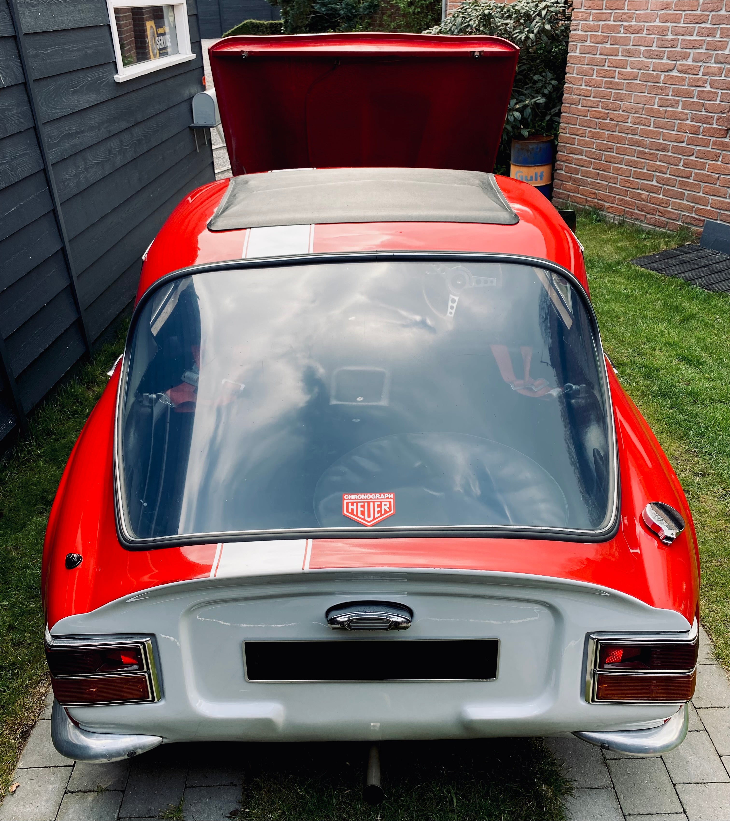 Voiture classique TVR Vixen S2 de 1969, modèle vintage avec design élégant, vue de côté sur fond neutre.
