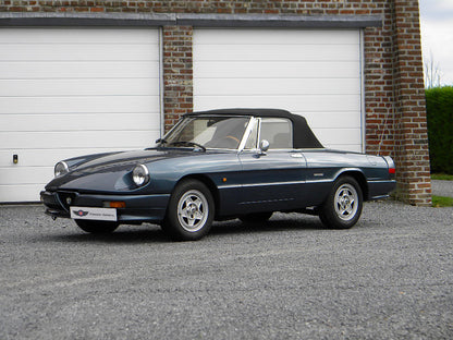 Voiture Alfa Romeo Spider 2.0 Injection essence 1989 avec 137 000 km, vue de côté, en excellent état.