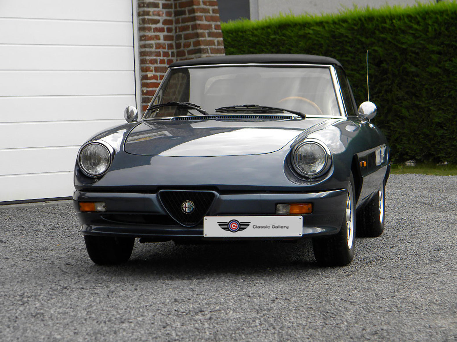 Voiture Alfa Romeo Spider 2.0 Injection essence 1989, vue de face, en bon état, avec 137 000 km au compteur.
