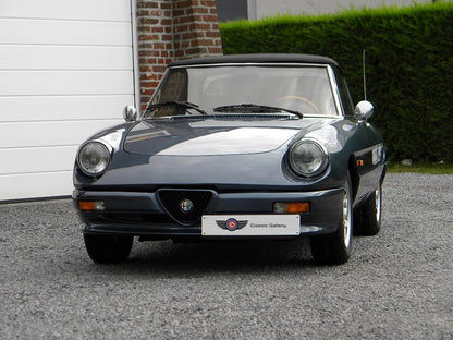 Voiture Alfa Romeo Spider 2.0 Injection essence 1989, vue de face, en bon état, avec 137 000 km au compteur.