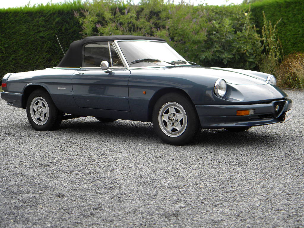 Voiture Alfa Romeo Spider 2.0 Injection essence 1989, vue de côté, avec 137 000 km, en bon état, dans un environnement neutre
