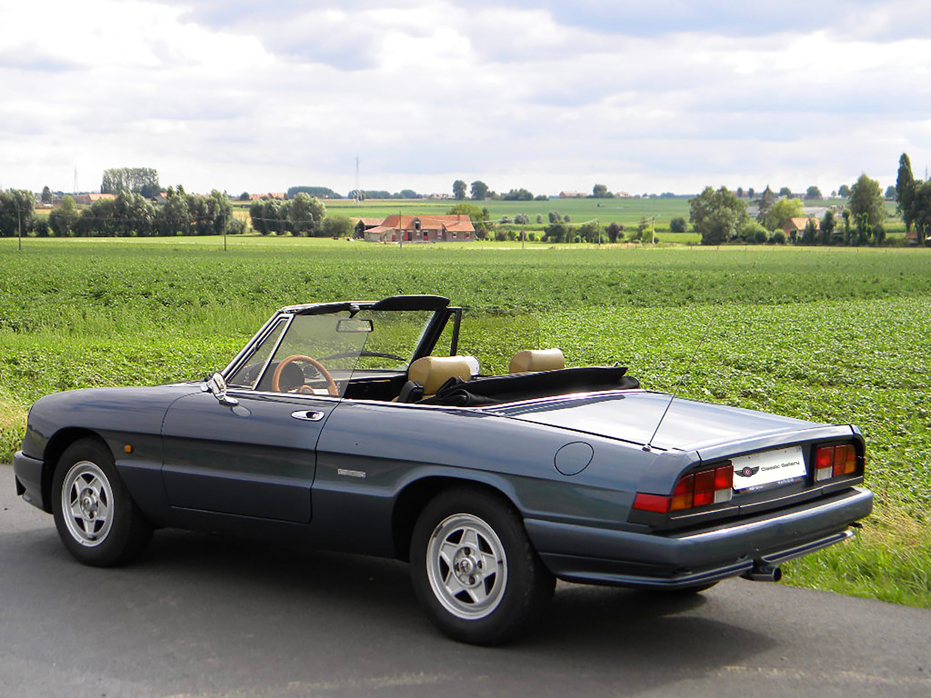 Voiture Alfa Romeo Spider 2.0 Injection essence 1989 avec 137 000 km, vue de face dans un environnement clair.