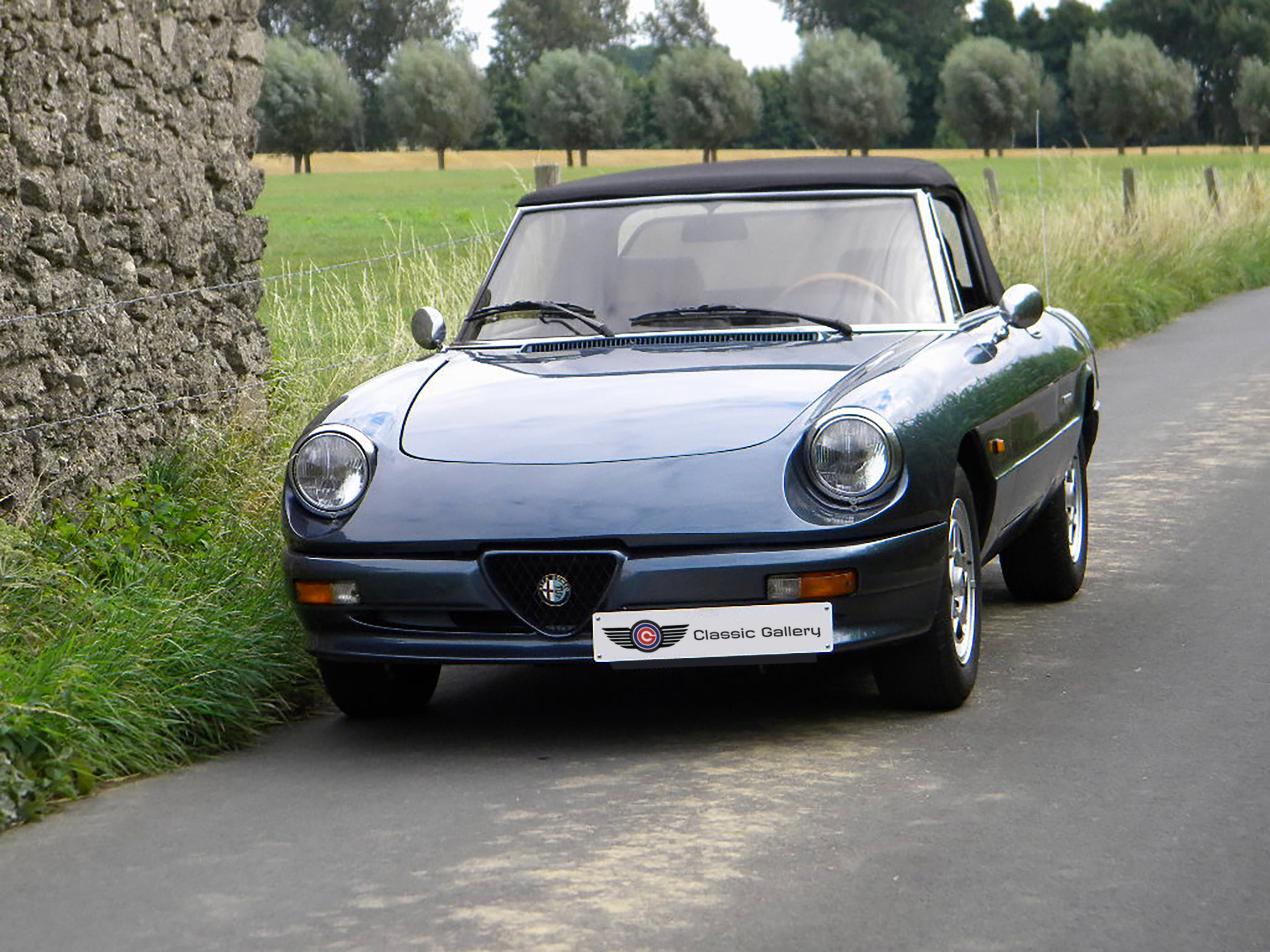 Voiture Alfa Romeo Spider 2.0 Injection essence 1989, 137 000 km, vue de côté devant.