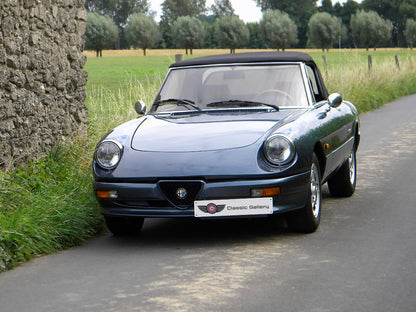 Voiture Alfa Romeo Spider 2.0 Injection essence 1989, 137 000 km, vue de côté devant.