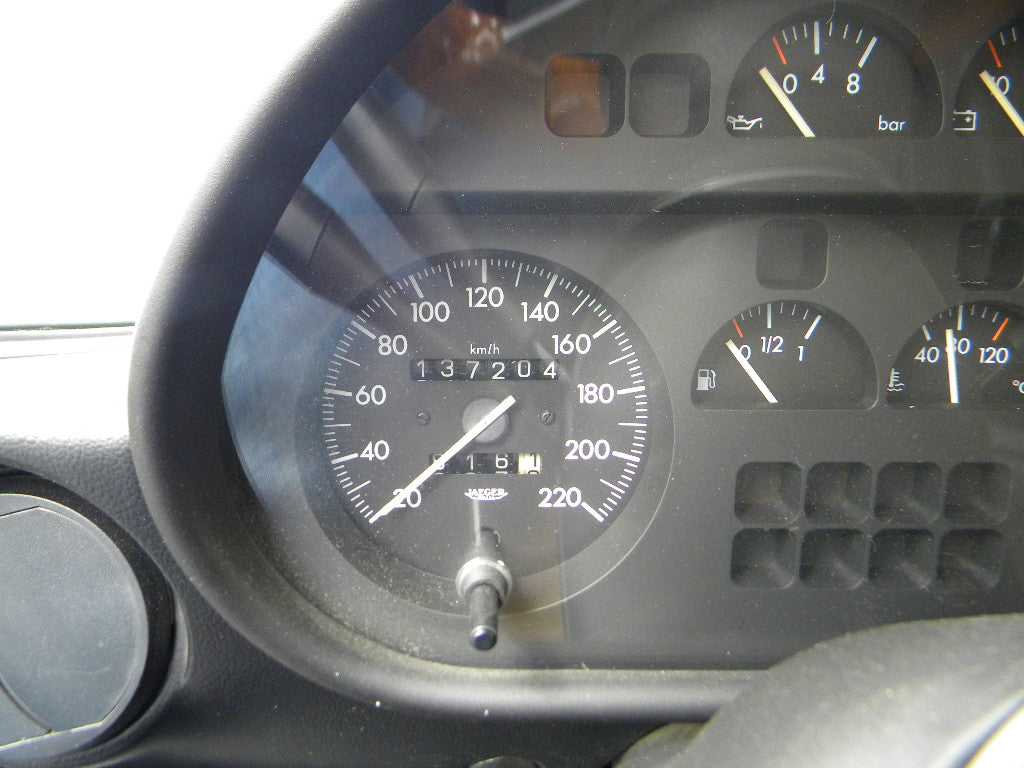Voiture Alfa Romeo Spider 2.0 Injection essence 1989 avec 137 000 km, vue de côté, montrant le design classique de la voiture.