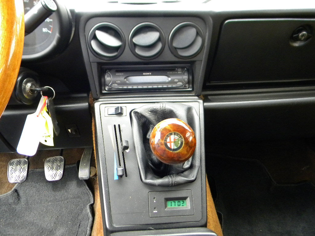 Voiture Alfa Romeo Spider 2.0 Injection essence 1989 avec 137 000 km, vue de côté dans un environnement neutre.