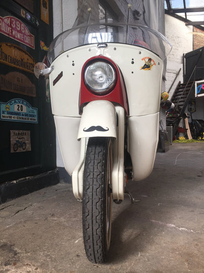Ariel 250 cm3 1969, moto vintage de marque Ma boutique, vue de côté avec détails du moteur et du cadre.