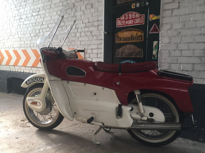 Ariel 250 cm³ 1969, moteur de moto vintage coloré, visible avec détails du moteur et du cadre dans l'image.