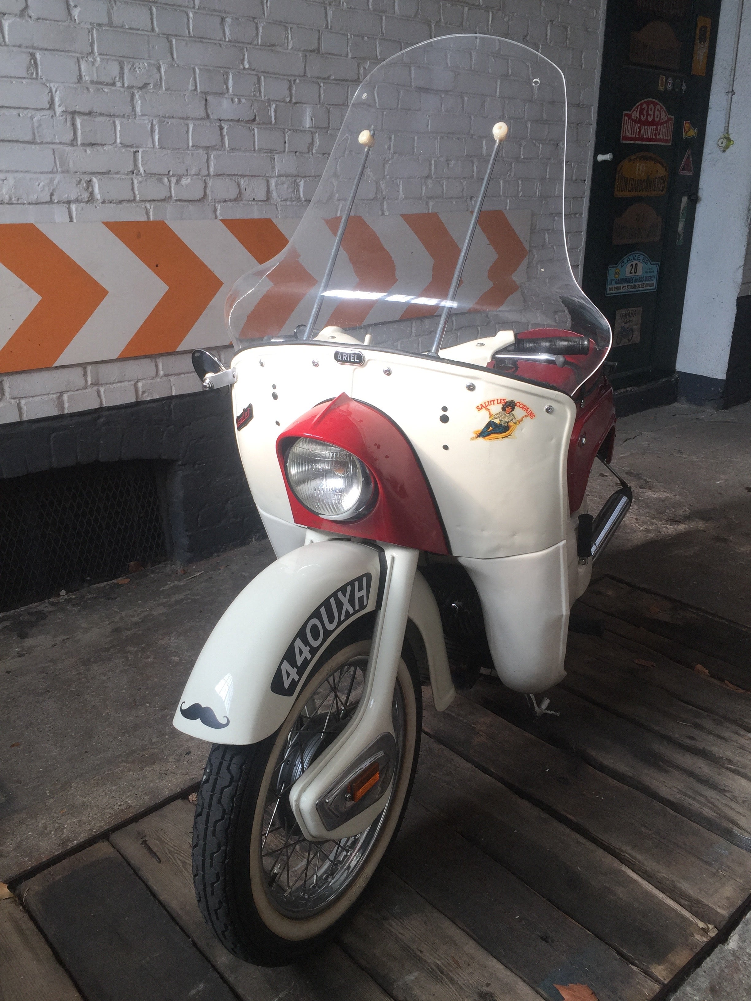 Ariel 250 cm3 1969, moteur de moto vintage de la marque Ma boutique, vu de face sur fond neutre.