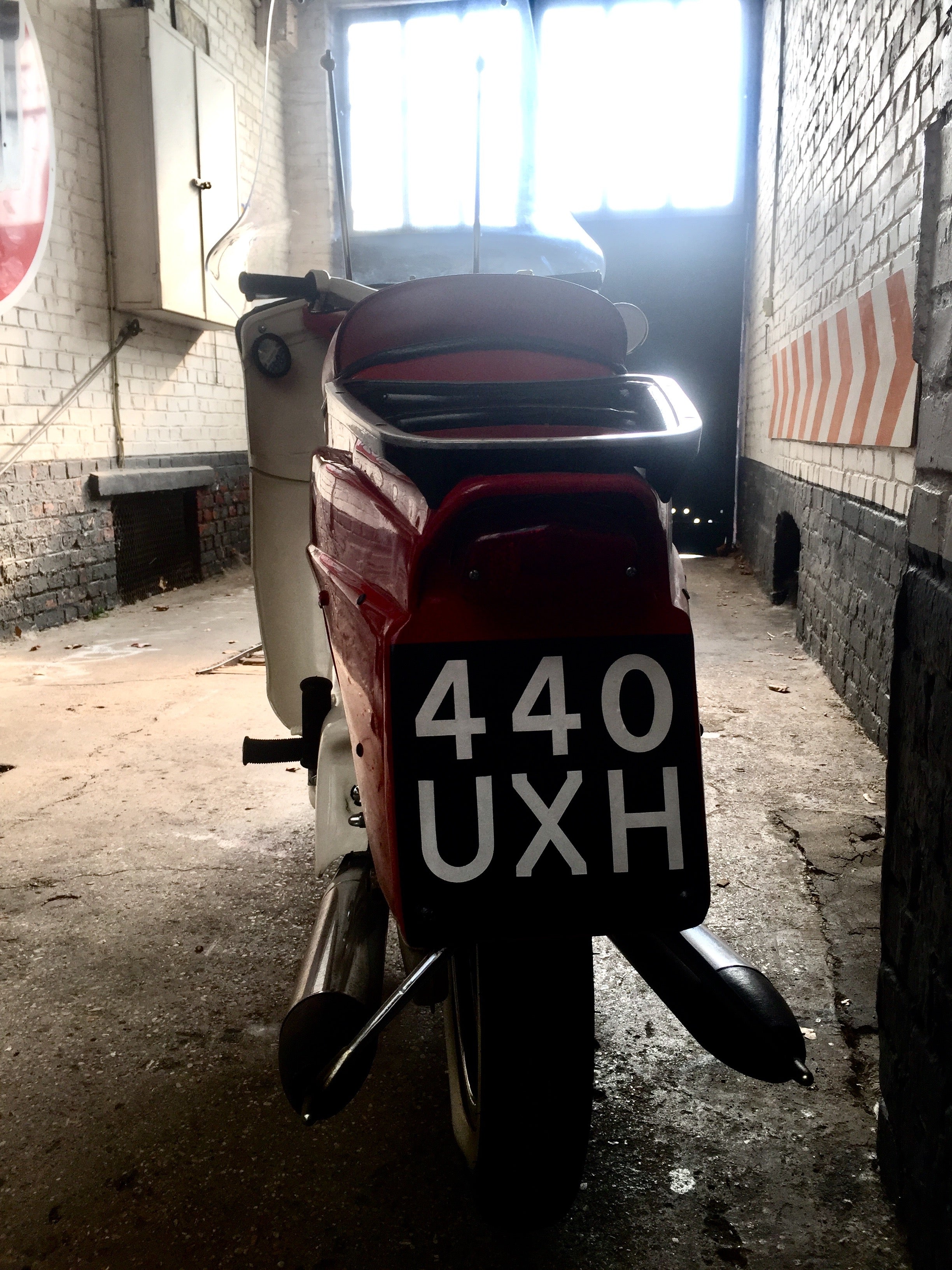 Ariel 250 cm3 1969, moto vintage de marque Ma boutique, vue de côté avec détails du moteur et du cadre.