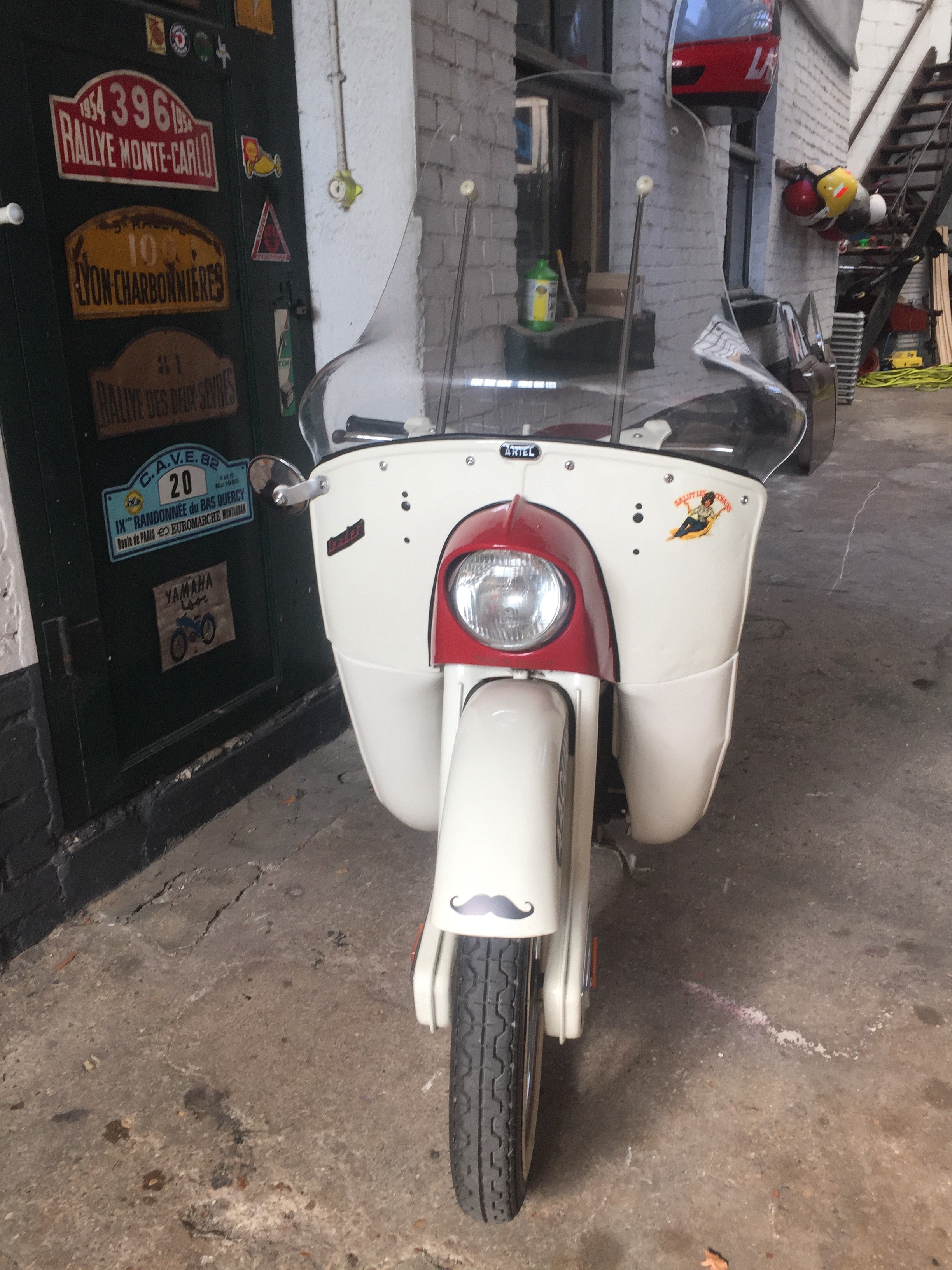 Ariel 250 cm3 1969, moto ancienne de collection, moteur et détails visibles, dans un environnement neutre.