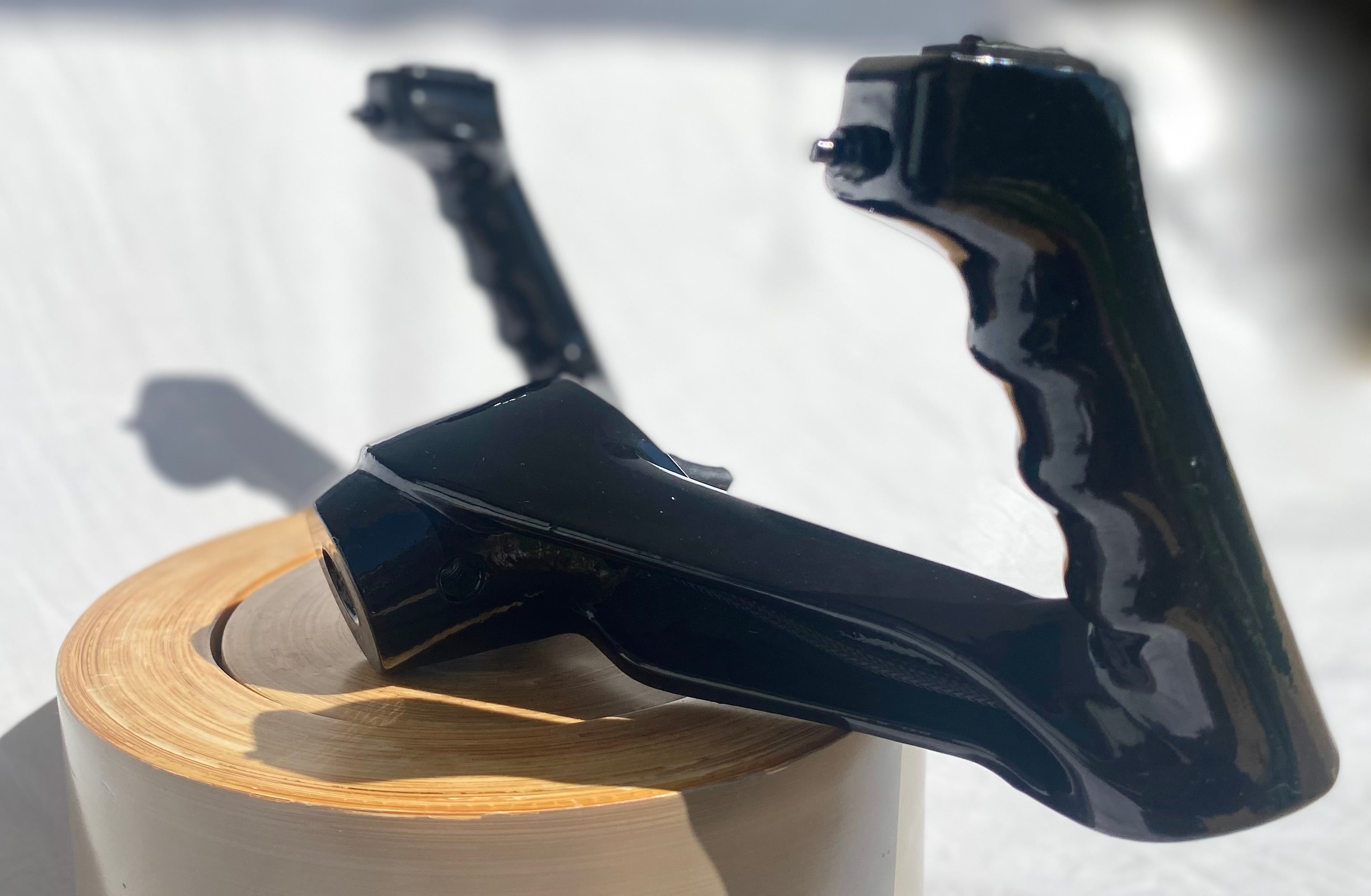 Commande de vol de Piper des années 1960, maquette de l'avion vintage, détails du cockpit et ailes visibles.