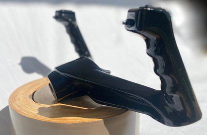 Commande de vol de Piper des années 1960, maquette de l'avion vintage, détails du cockpit et ailes visibles.