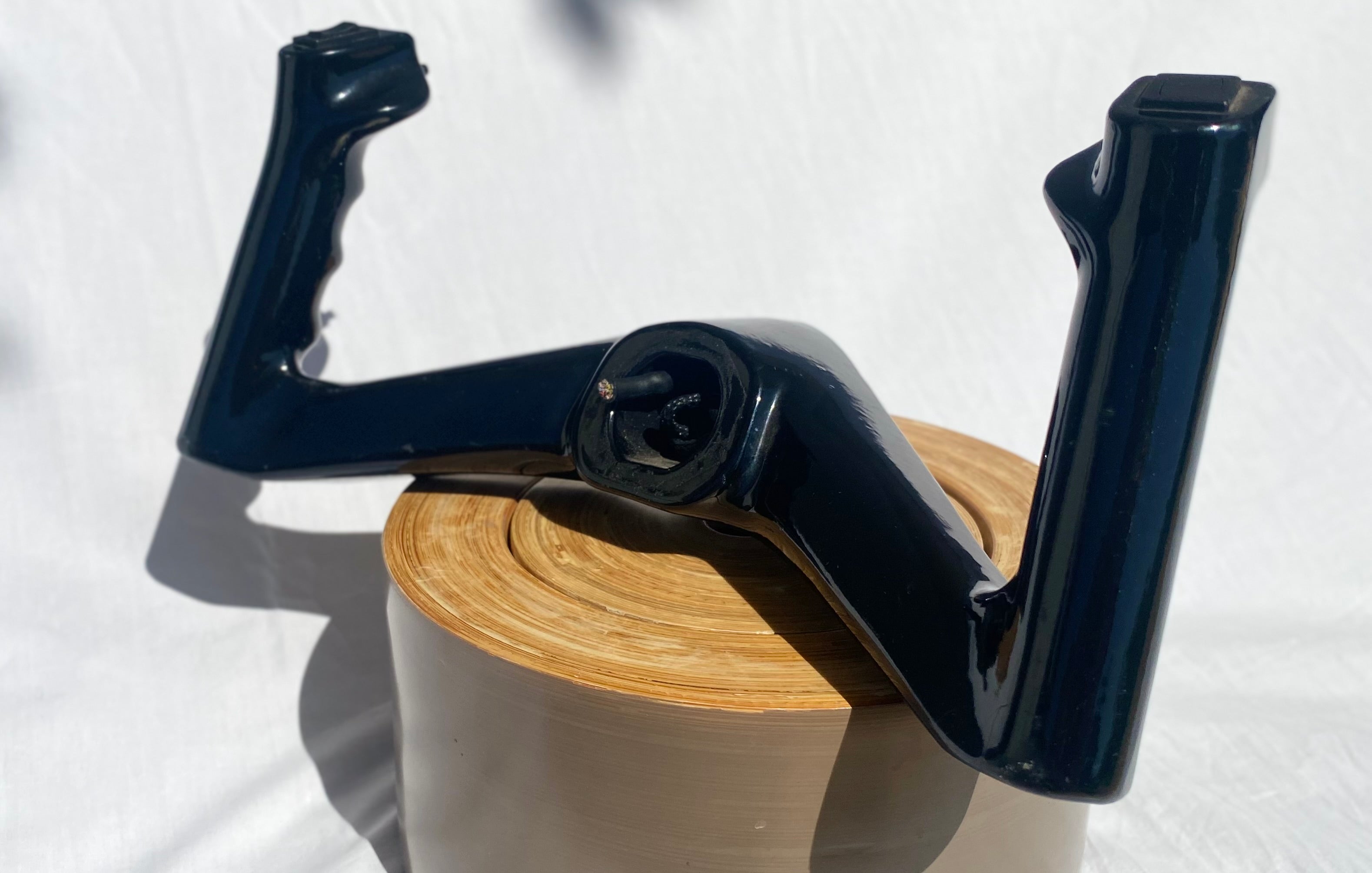 Commande de vol Piper des années 1960, maquette ou modèle vintage, visible avec détails de cockpit et fuselage.