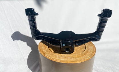 Commande de vol Piper vintage de 1960, maquette ou modèle réduit, visible avec détails authentiques et surfaces en bois.