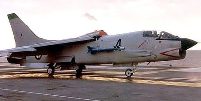 Cône de réacteur Crusader de l'aéronavale 1970, modèle vintage, avec détails métalliques et marquages d'époque.