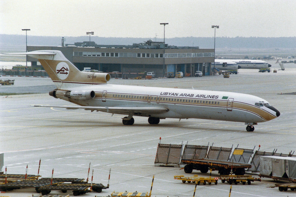 Deux boîtes noires du Boeing 727 de Libyan Arab Airlines, modèle vintage des années 1970, en plastique noir.