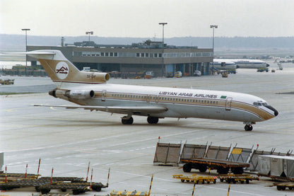 Deux boîtes noires du Boeing 727 de Libyan Arab Airlines, modèle vintage des années 1970, en plastique noir.