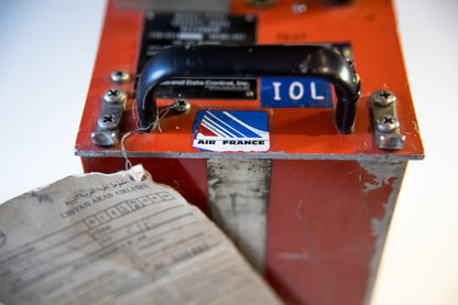 Deux boîtes noires d'un Boeing 727 Libyan Arab Airlines, époque 1970, visibles dans un environnement de musée ou de collection.