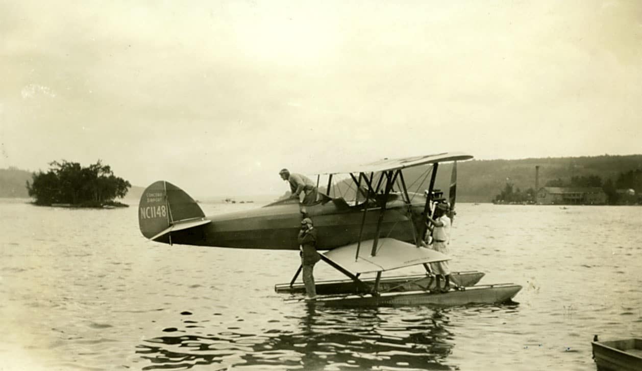 Étagère flottants avec motif hydravion du début des années 1930, design vintage et décoratif en bois.