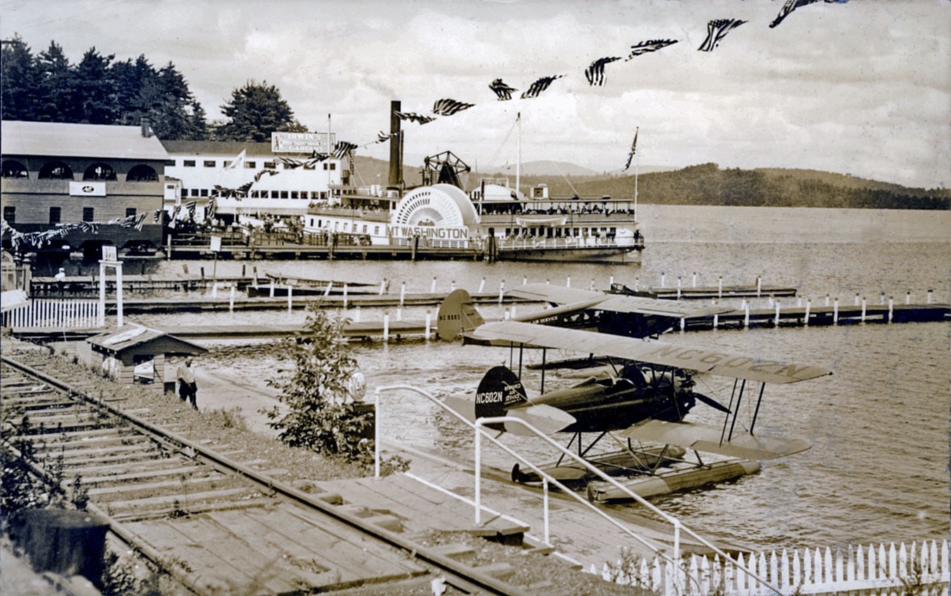 Étagère flottants en forme d'hydravion des années 1930, décoration vintage en bois, artisanat d'époque.