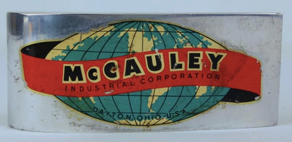 Hélice bipale monobloc McCauley Propeller des années 1960, pièce d'avion vintage, visible en gros plan.